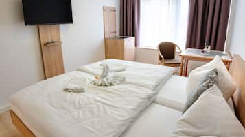 Basic-Doppelzimmer, Stadtblick | 1 Schlafzimmer, hochwertige Bettwaren, Verdunkelungsvorhänge