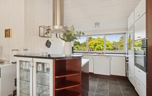 Kjøleskap, ovn, kokeplater og oppvaskmaskin