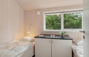 4 bedrooms, travel cot, free WiFi - 4 bedroom gorgeous home in Glesborg (Glesborg)