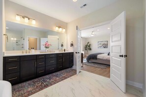8 Schlafzimmer, Schreibtisch, Bügeleisen/Bügelbrett, Reisekinderbett