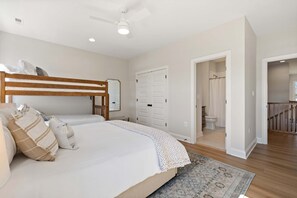 8 slaapkamers, een bureau, een strijkplank/strijkijzer, reisbedje