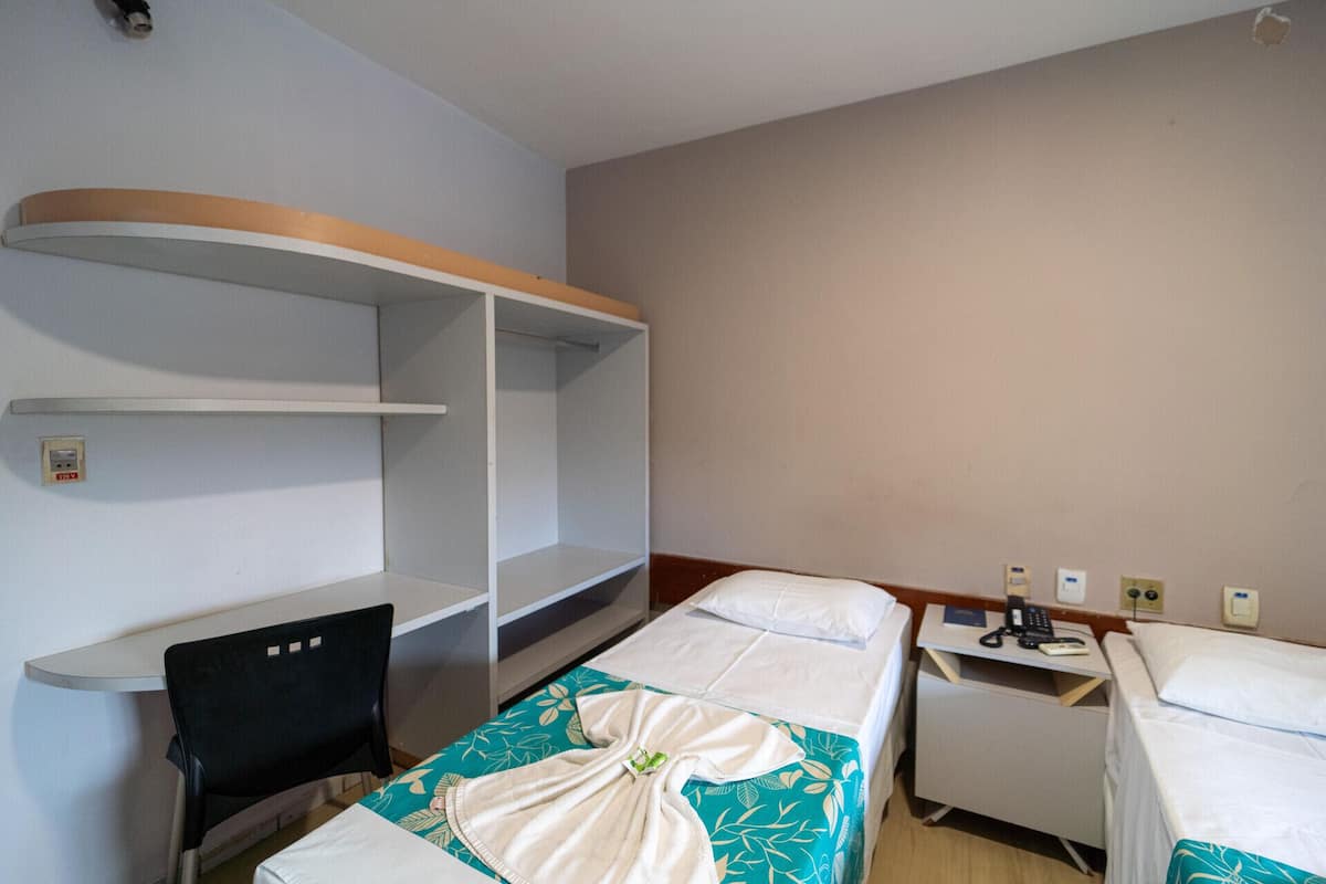 Een bureau, gratis wifi, beddengoed