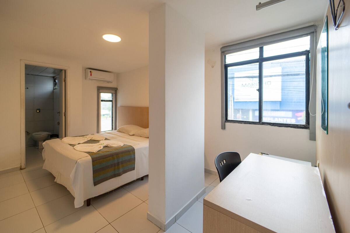 Een bureau, gratis wifi, beddengoed