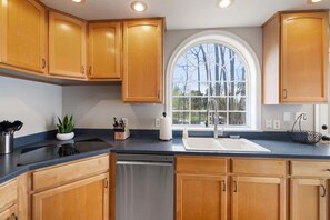 ثلاجة، ميكروويف، فرن، موقد طهي مسطح