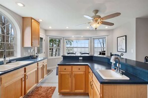 ثلاجة، ميكروويف، فرن، موقد طهي مسطح