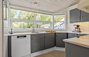 Kjøleskap, ovn, kokeplater og oppvaskmaskin