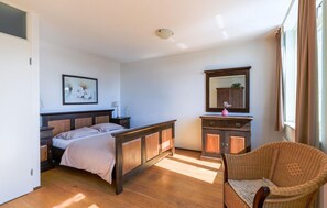 2 quartos, ferros/tábuas de passar roupa, berço de viagem