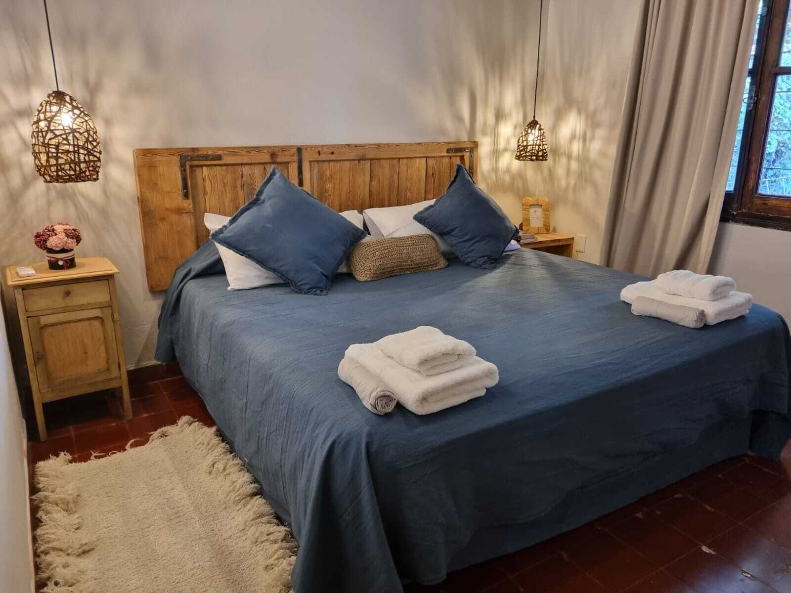 4 habitaciones, tabla de planchar con plancha, wifi y ropa de cama 
