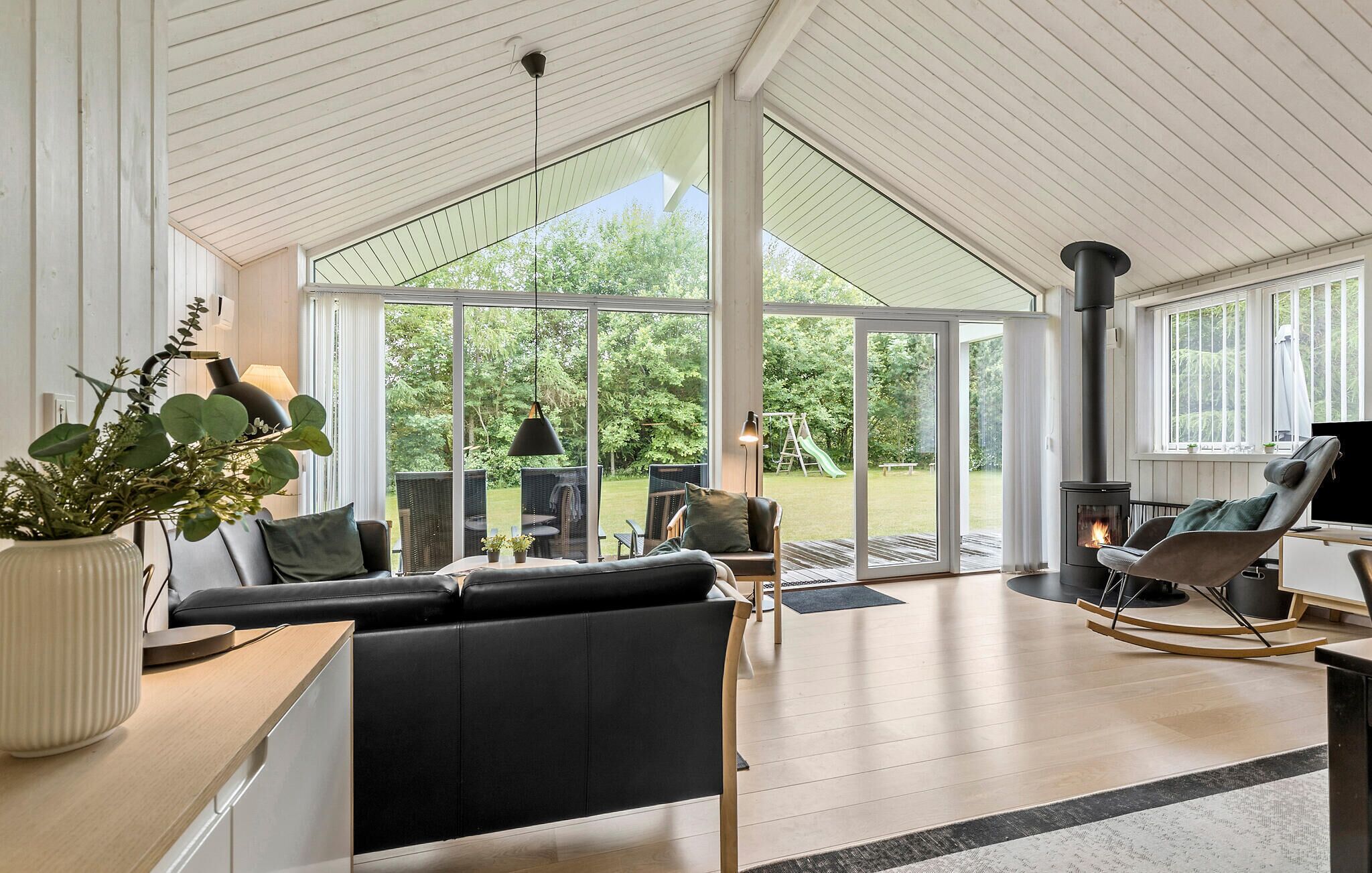 Een open haard en een tafeltennistafel