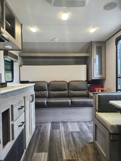 Cozy RV in our land with boat/jet-skies access.