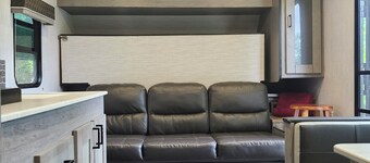 Cozy RV in our land with boat/jet-skies access.