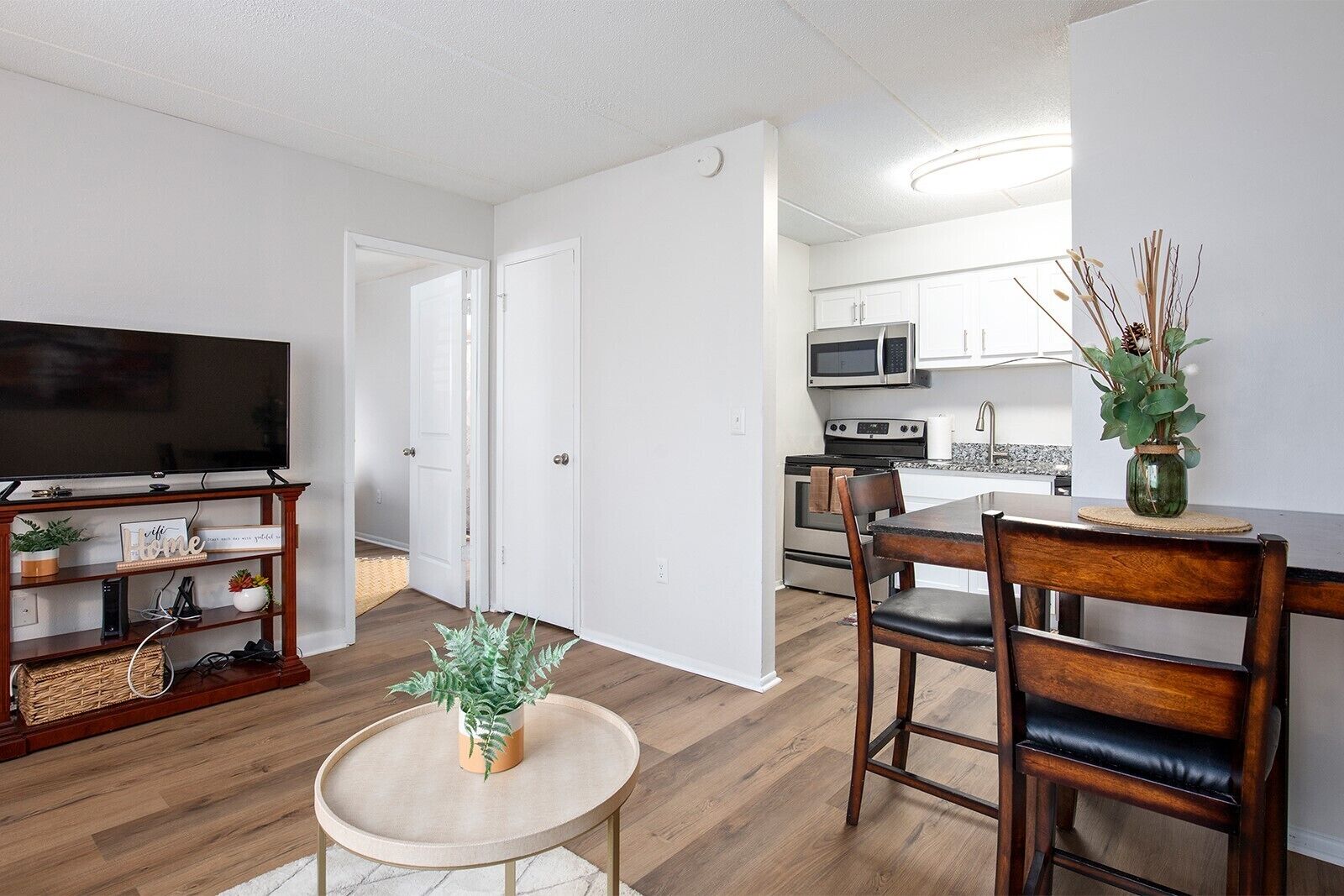 Stylish 1 Bedroom with Free Parking!
