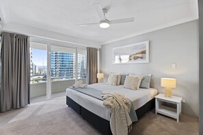 3 bedrooms, iron/ironing board, free WiFi, bed sheets - 3 Bedroom OCEAN VIEW Unit at Zenith (Surfers Paradise)