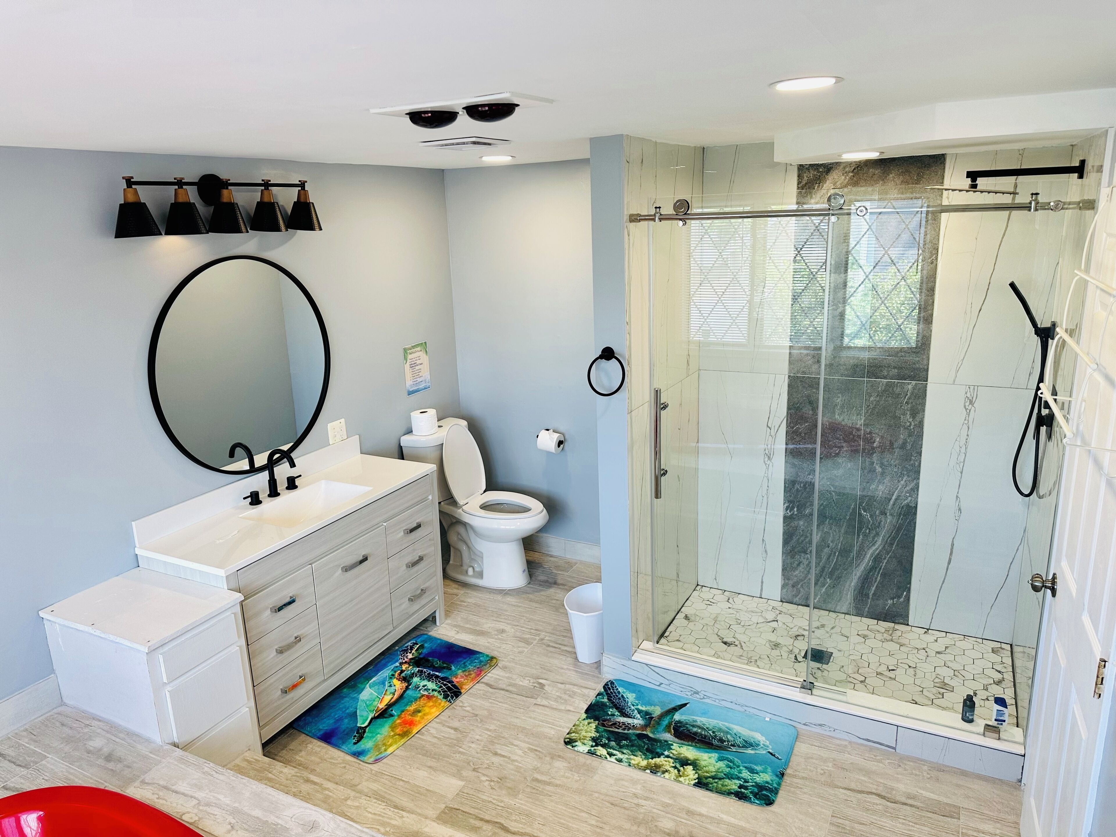 Shower, jetted bath, hair dryer, towels