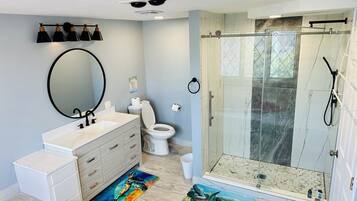 Shower, jetted bath, hair dryer, towels
