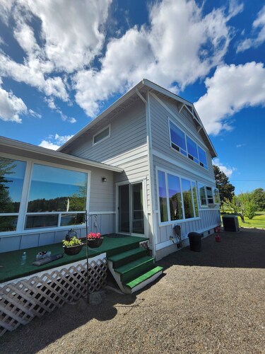 Large waterfront home. Close to Hood Canal bridge and several tourist towns!