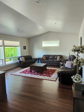 Smart TV - Beautiful 2 story home with view of Hood Canal (Port Ludlow)