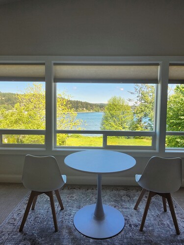 Large waterfront home. Close to Hood Canal bridge and several tourist towns!