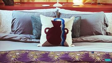 1 bedroom, desk, WiFi, bed sheets