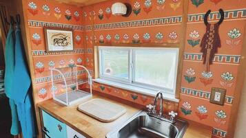 Jääkaappi, mikroaaltouuni, liesi, kahvin-/teenkeitin