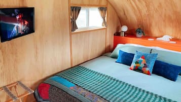 1 bedroom, desk, WiFi, bed sheets