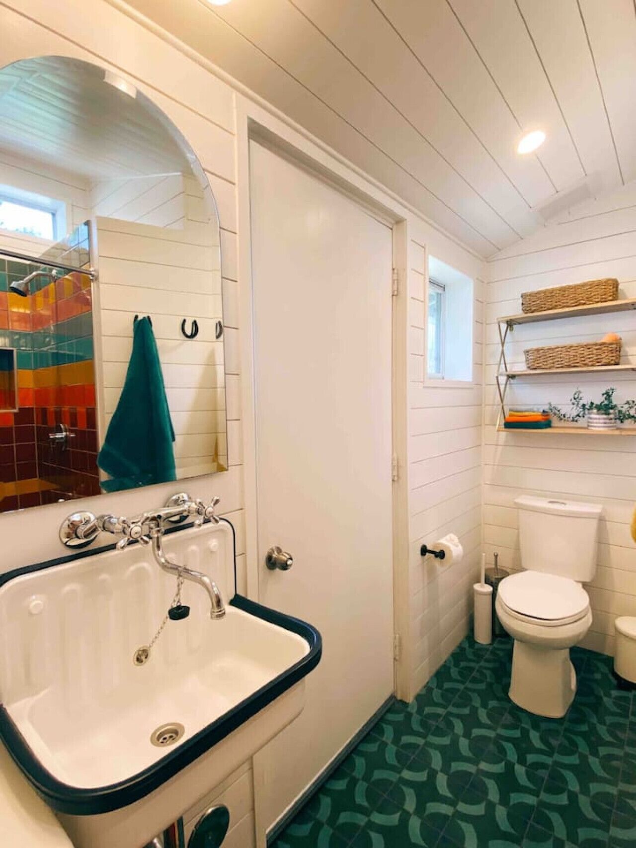Un baño con bañera, inodoro y espejo.
