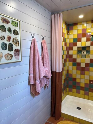 Hair dryer, soap, shampoo - Silo house - 3 acres +pool +outdoor shower  “Opal” (Austin)