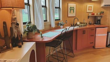 Frigorifero, microonde, piano cottura, macchina per tè/caffè