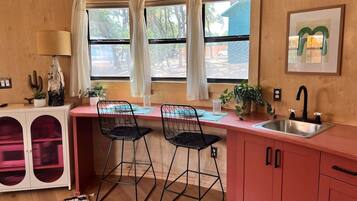 Geladeira, micro-ondas, cooktop, cafeteira/chaleira