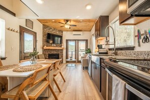 Kühlschrank, Mikrowelle, Ofen, Herdplatte