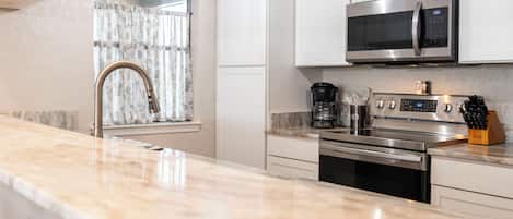 ثلاجة، ميكروويف، فرن، موقد طهي مسطح