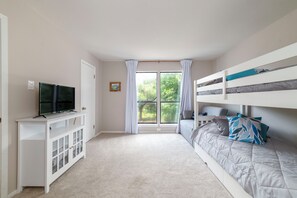 2 bedrooms, desk, iron/ironing board, WiFi