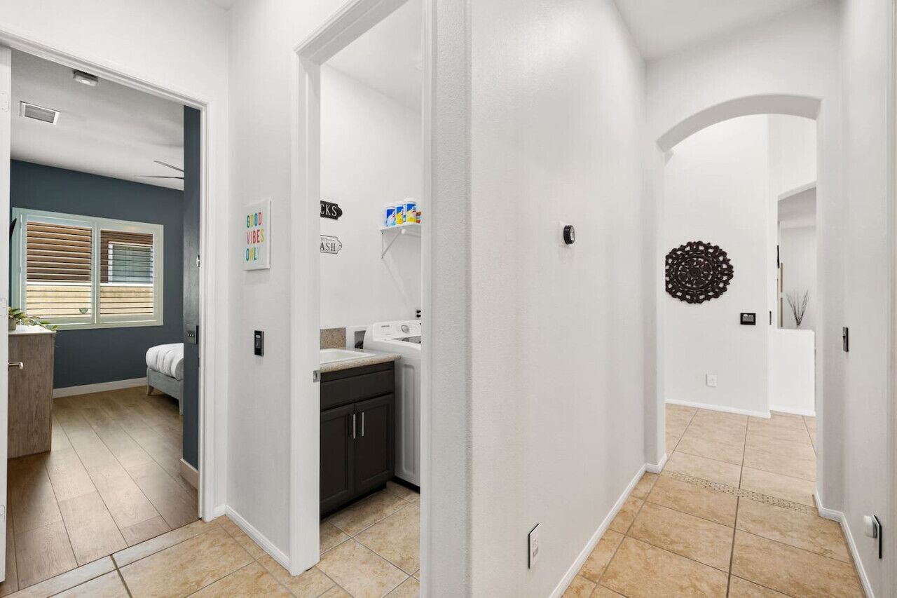 Un appartement moderne comprenant une cuisine, une salle de bain et un espace de vie.