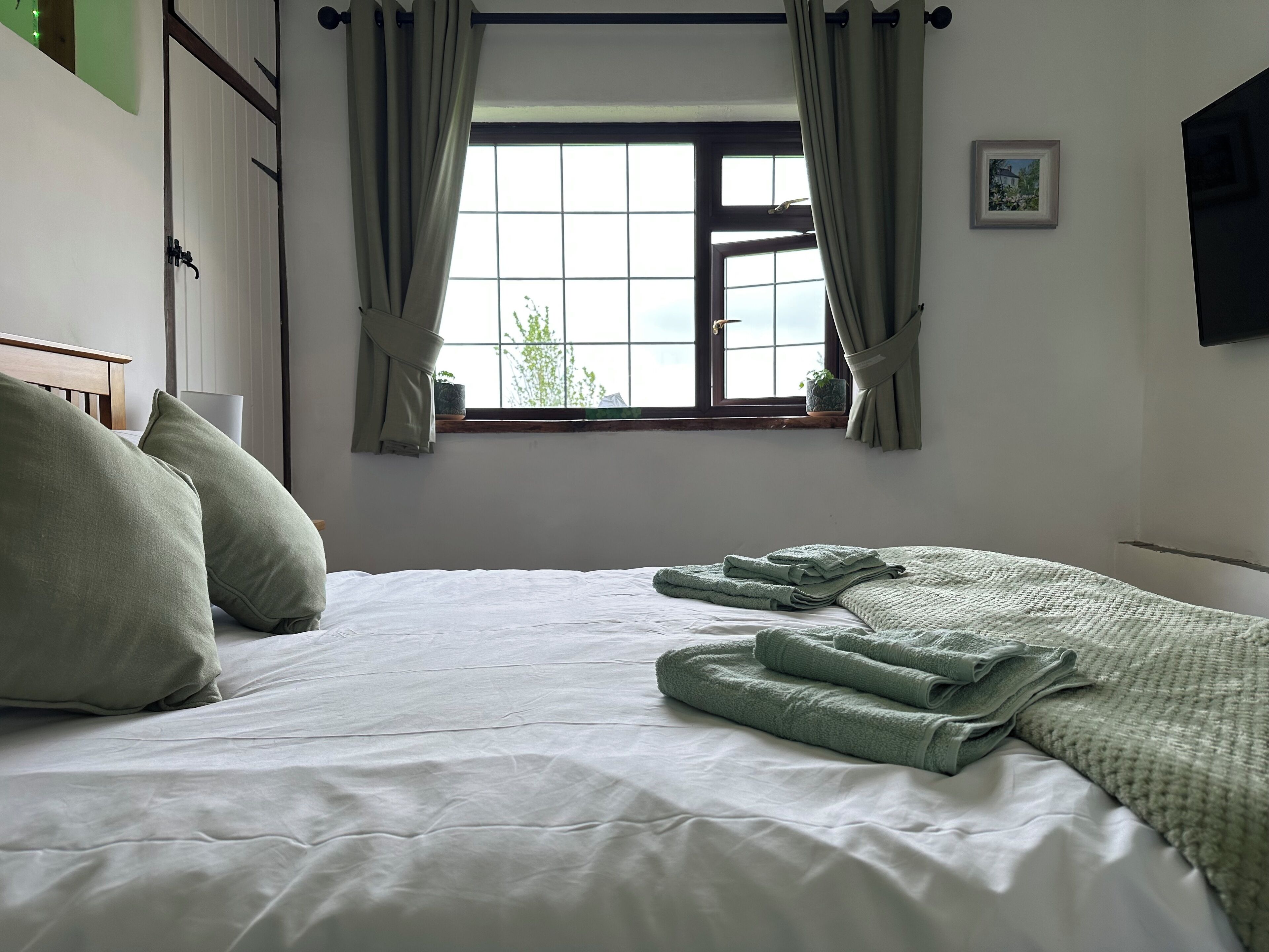 2 bedrooms, iron/ironing board, Internet, bed sheets