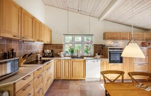 Kjøleskap, oppvaskmaskin og kaffetrakter/tekoker