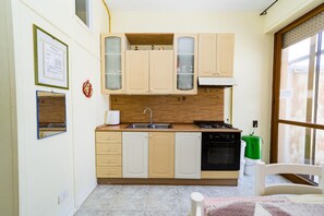 Fridge, cookware/dishes/utensils