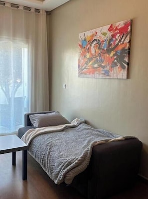 3 habitaciones, tabla de planchar con plancha, wifi y ropa de cama 
