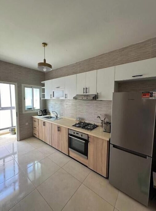 Fridge, oven, stovetop, coffee/tea maker