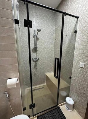 Douche, sèche-cheveux, serviettes fournies, savon