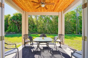 Outdoor dining - Port Charlotte 3bd/2bath (Port Charlotte)