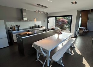 冷蔵庫、電子レンジ、オーブン、コンロ