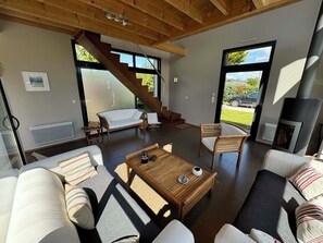 TV, peis, bøker og stereoanlegg