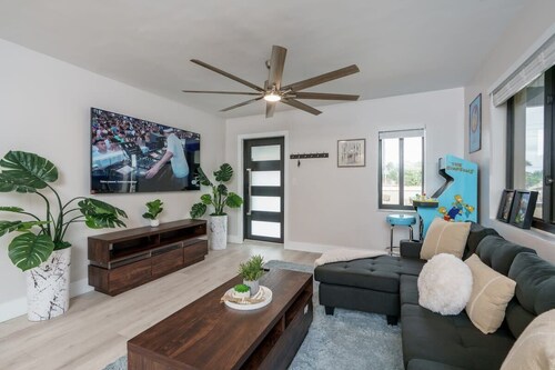New! Calle Ocho Home w/Simpson’s Arcade!