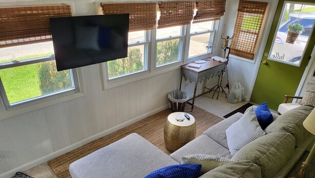 Living area - Come Escape to Paradise on the Lake (Mattoon)