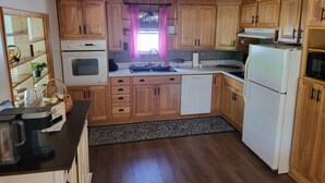 Private kitchen - Come Escape to Paradise on the Lake (Mattoon)