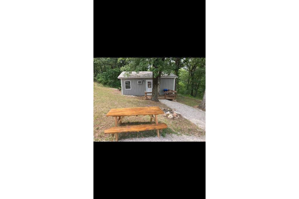 Cozy Cabin #1 located 1 mile from Bennett Springs state park. 
