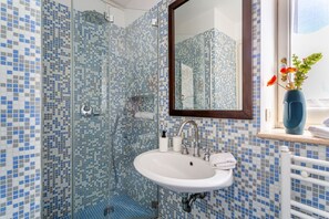 Douche, sĂšche-cheveux, bidet