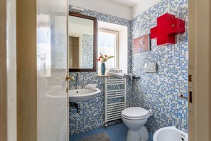 Dusche, Haartrockner, Bidet