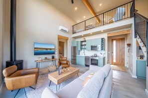 スマートテレビ、暖炉、書庫、ステレオ