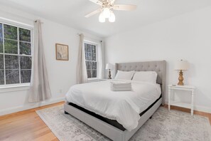 4 bedrooms, desk, iron/ironing board, travel crib - Spacious Pet Friendly-Close to Beach and Town! (Kennebunk)